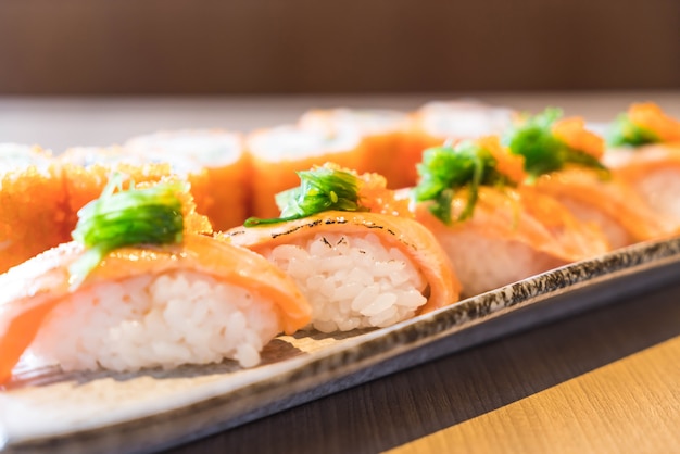 Sushi z łososia i łososia maki