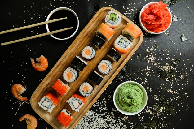 Sushi z ogórkiem, imbirem, wasabi, sosem sojowym i sezamem