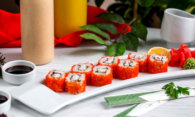 Sushi Ze świeżą Rybą Z Czerwonym Kawiorem Na Stole 1