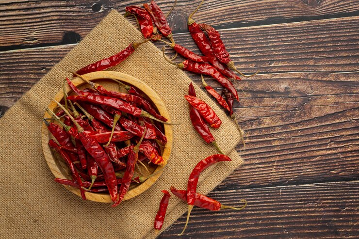 Bezpłatny plik Zdjęcie suszona papryczka chili w małym drewnianym talerzu