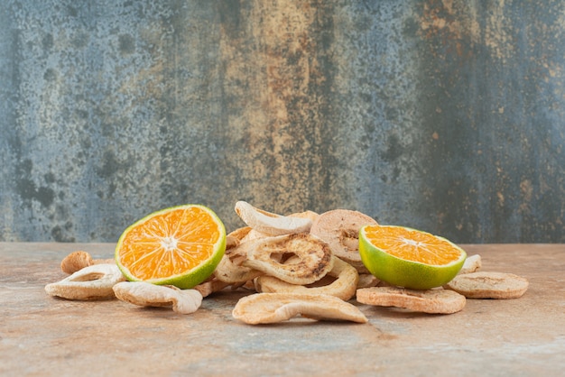 Suszone zdrowe owoce z kawałkami mandarynki