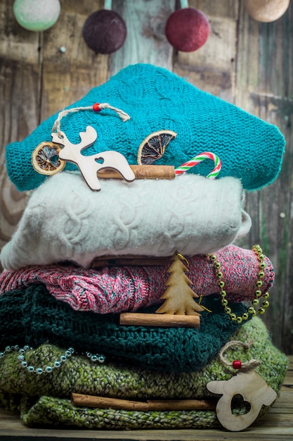 Sweter choinkowy i drewniane zabawki świąteczne na drewnie