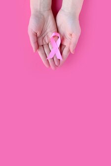 Świadomość raka piersi jestem i będę ręce kobiety trzymającej różową wstążkę światowy dzień walki z rakiem