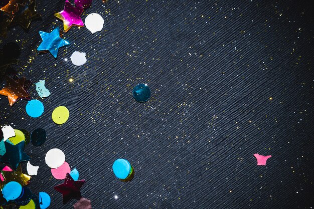 Świąteczna kompozycja kolorowych konfetti