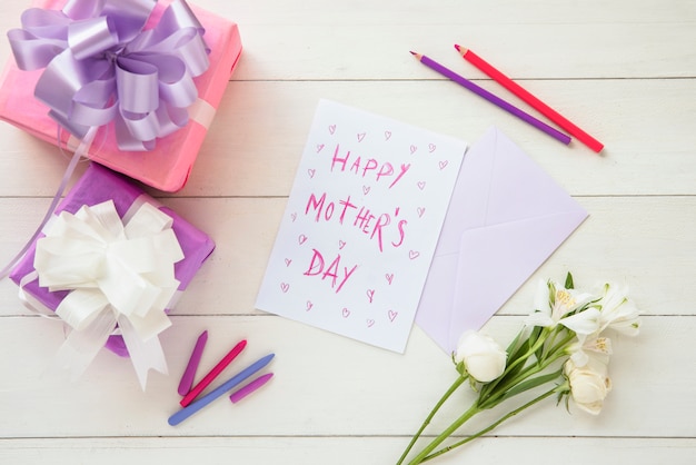 Bezpłatne zdjęcie Świąteczna kompozycja na happy mother `s day