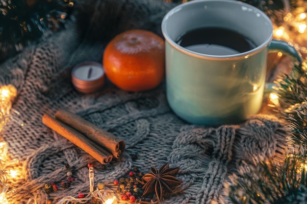 Świąteczna Kompozycja Z Filiżanką Przypraw Do Herbaty Na Dzianinowym Elemencie