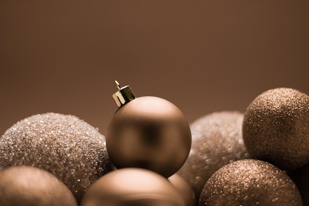 Świąteczna koncepcja dekoracji świątecznych i świątecznych złote bombki na beżowym tle