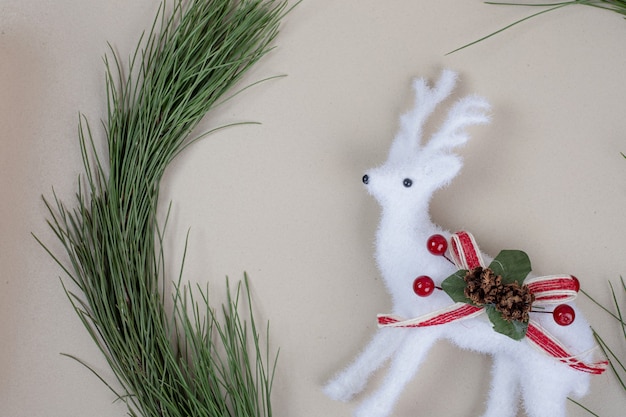 Bezpłatne zdjęcie Świąteczna zabawka jelenia z brunchem z choinki
