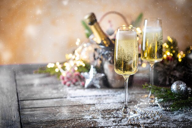 Bezpłatne zdjęcie Świąteczne kieliszki do szampana