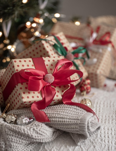Bezpłatne zdjęcie Świąteczne pudełka na prezenty pod zbliżeniem choinki