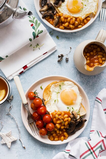 Świąteczne śniadanie z grzanką z fasoli i fotografia jedzenia jajecznego