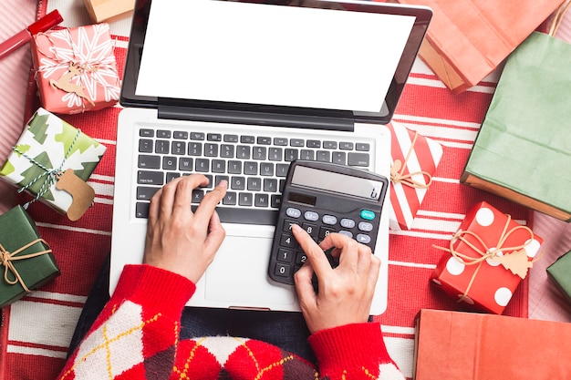 Świąteczne Zakupy Online Kobieta Kupująca Z Laptopem Przygotowuje Się Do Wigilii Darmowe Zdjęcia