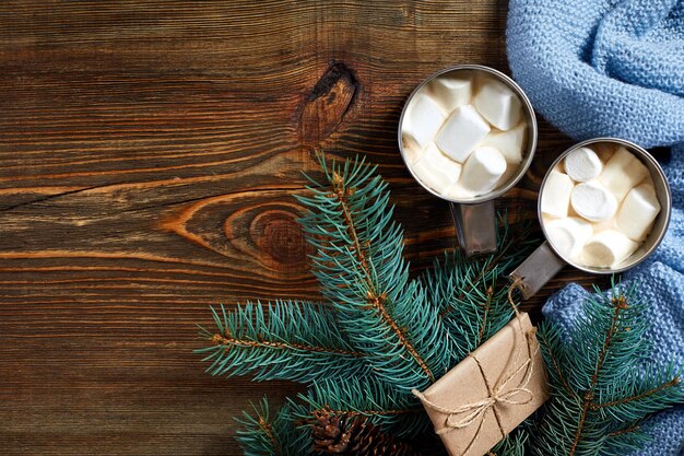 Świąteczny napój. Kubek gorącej kawy z pianką marshmallow na drewnianym tle. Nowy Rok.