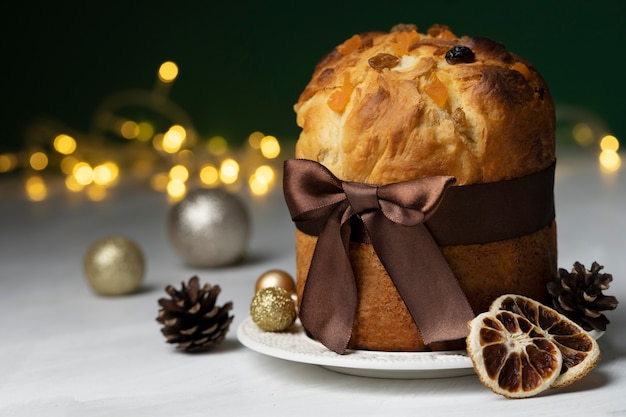 Świąteczny panettone z brązową wstążką