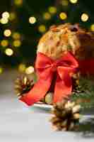 Bezpłatne zdjęcie Świąteczny panettone ze wstążką