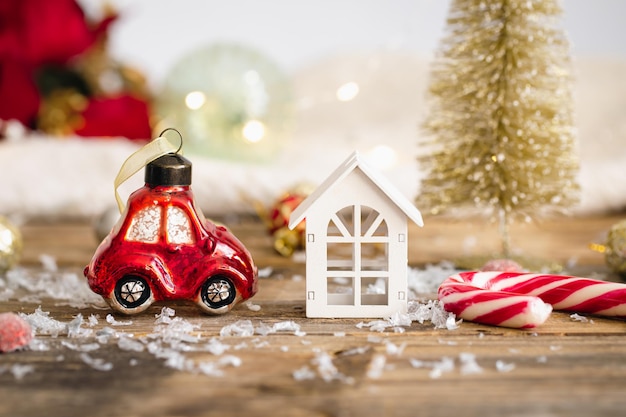 Bezpłatne zdjęcie Świąteczny samochodzik i szczegóły świątecznego wystroju na rozmytym tle