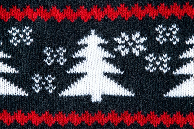 Bezpłatne zdjęcie Świąteczny sweter z widokiem z góry z czerwonymi detalami