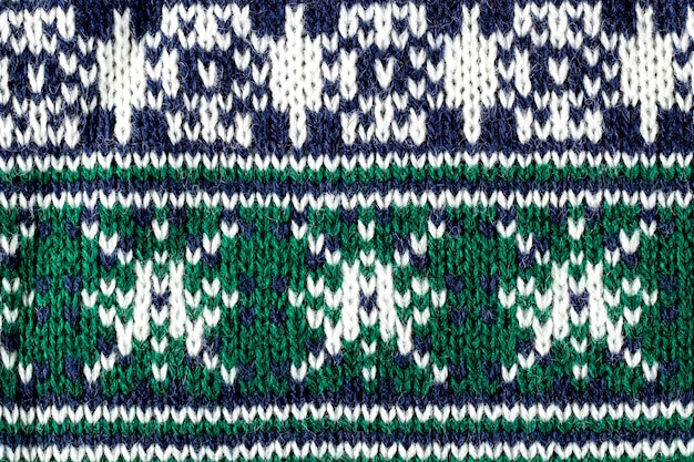 Świąteczny sweter z zielonymi detalami flat lay