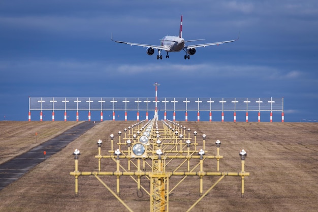 światła pasa startowego z lądowaniem airbusa w wiedniu