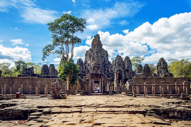 Świątynia Bayon z gigantycznymi kamiennymi ścianami, Angkor Wat, Siem Reap, Kambodża.
