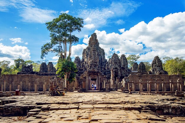 Świątynia Bayon z gigantycznymi kamiennymi ścianami, Angkor Wat, Siem Reap, Kambodża.