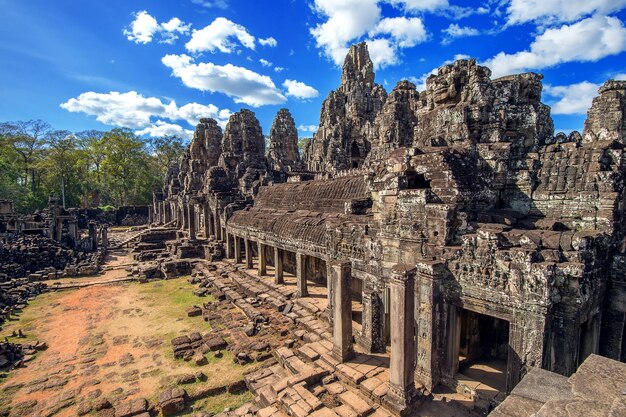 Świątynia Bayon z gigantycznymi kamiennymi ścianami, Angkor Wat, Siem Reap, Kambodża.