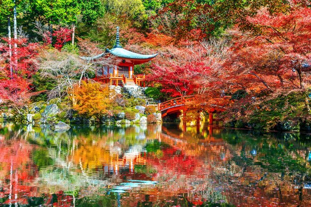 Świątynia Daigoji jesienią, Kioto. Jesienne sezony w Japonii.