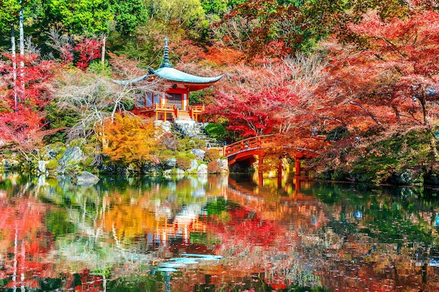 Świątynia Daigoji jesienią, Kioto. Jesienne sezony w Japonii.