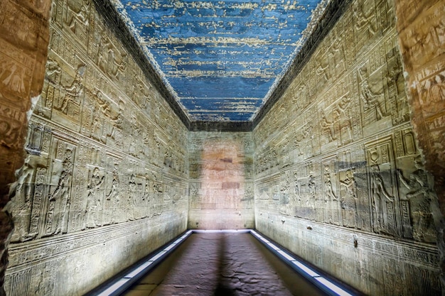 Świątynia dendera lub świątynia hathor egipt. korytarz z płaskorzeźbami opartymi na mitologii starożytnego egiptu.