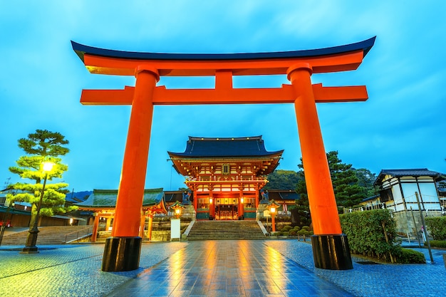 Bezpłatne zdjęcie Świątynia fushimi inari w kioto w japonii.