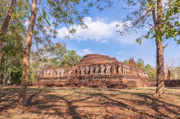 Bezpłatne zdjęcie Świątynia wat chang rob w kamphaeng phet historyczny park światowego dziedzictwa unesco