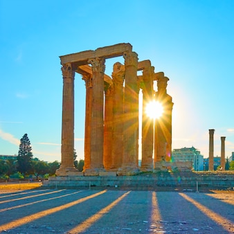 Świątynia zeusa w atenach o zachodzie słońca, grecja