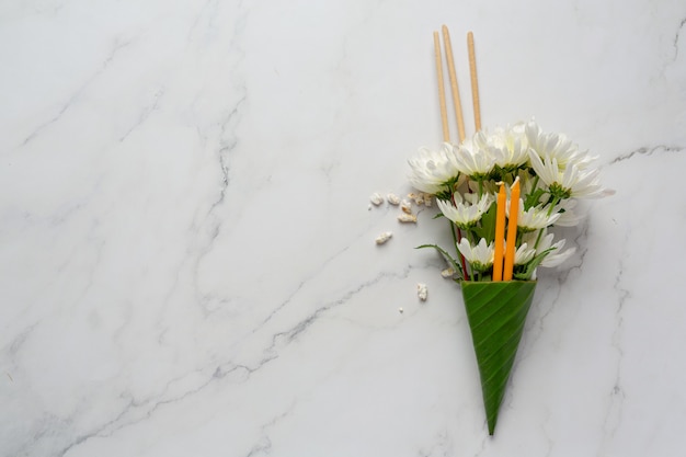 Bezpłatne zdjęcie Świeca z kwiatem do czczenia buddy buddyzmu makha bucha day