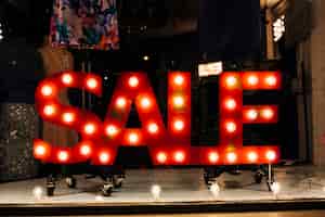 Bezpłatne zdjęcie Świecące szyld sprzedaż w sklepie