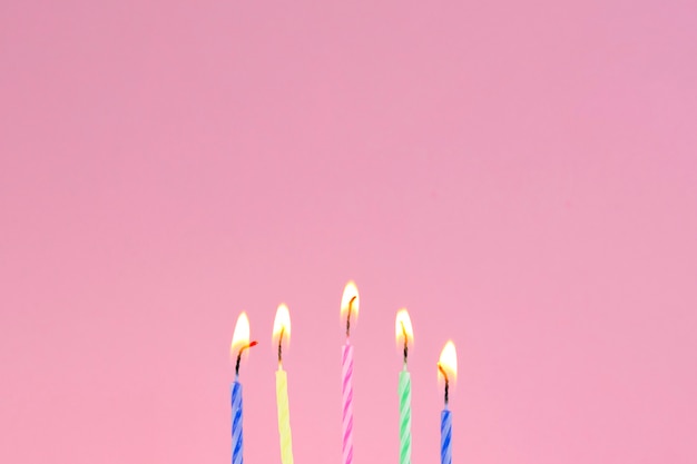 Świeczki urodzinowe i copyspace na górze