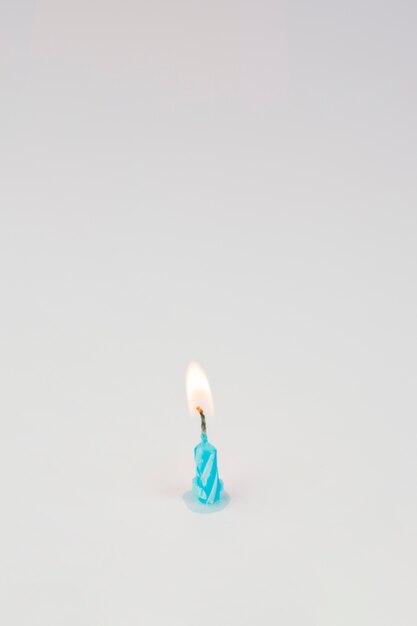 Świeczki urodzinowe i copyspace na górze