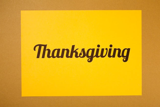 Święto Dziękczynienia napis na żółtym papierze