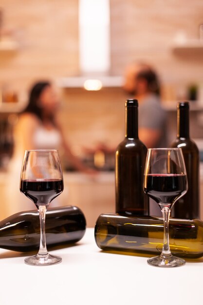 Świętowanie związku z czerwonym winem w kuchni