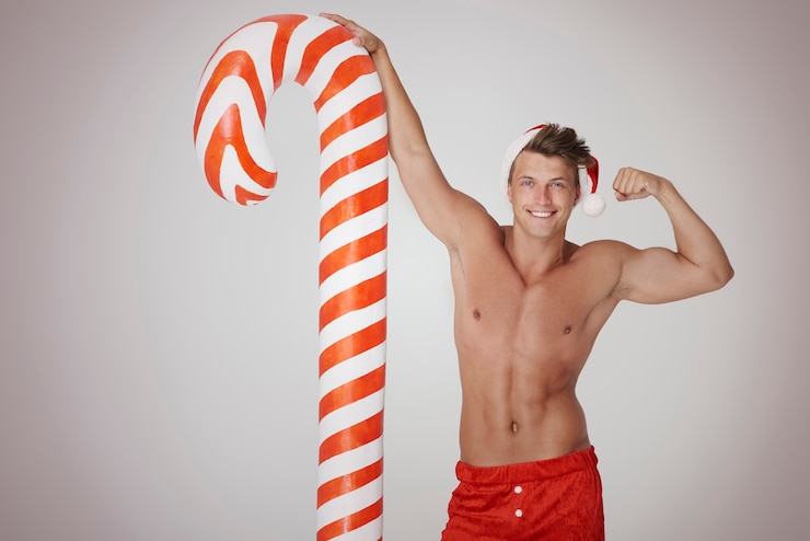 Bezpłatny plik Zdjęcie święty mikołaj i jego wielki biceps