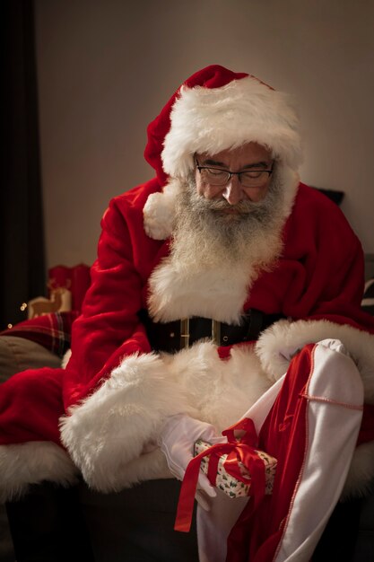 Święty Mikołaj przygotowuje swoją torbę prezentów