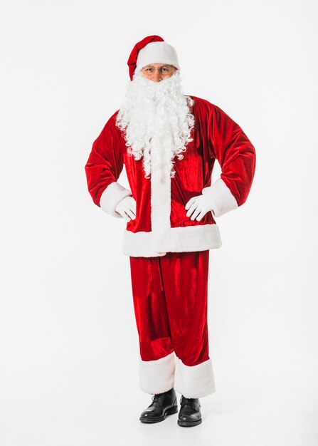 Święty Mikołaj stoi z rękami na biodrach