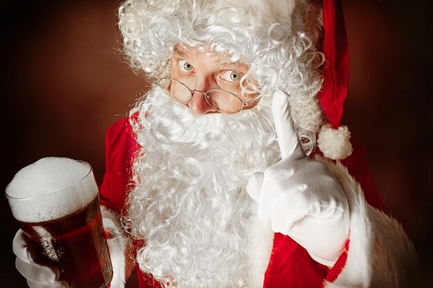 Święty Mikołaj z luksusową białą brodą, czapką Mikołaja i czerwonym kostiumem