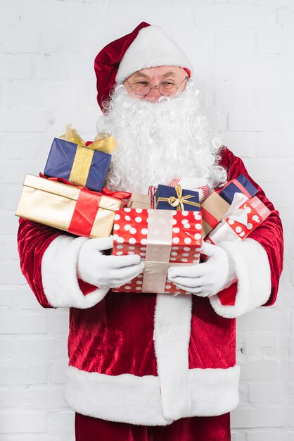 Święty Mikołaj z prezentami w rękach