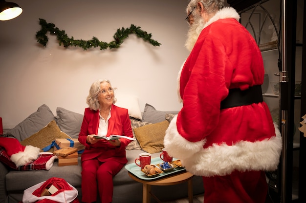 Święty Mikołaj Z Starszą Kobietą Przygotowywającą Dla Xmas