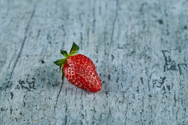 Świeża czerwona truskawka na powierzchni marmuru