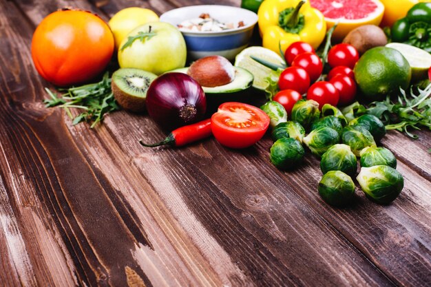 Świeża i zdrowa żywność. Avocabo, brukselka, ogórki, czerwona, żółta i zielona papryka