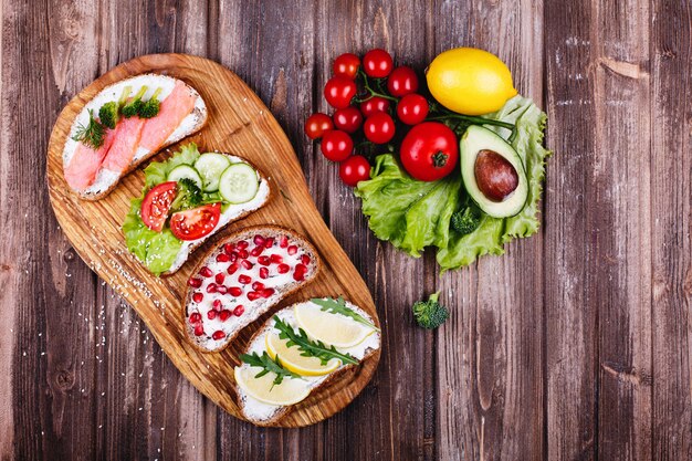 Świeża i zdrowa żywność. Pomysły na przekąskę lub lunch. Domowy chleb z serem, awokado