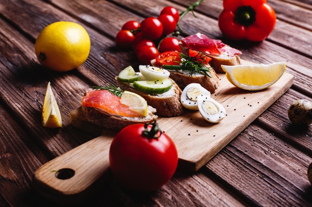 Świeża i zdrowa żywność. Pomysły na przekąskę lub lunch. Domowy chleb z serem, awokado