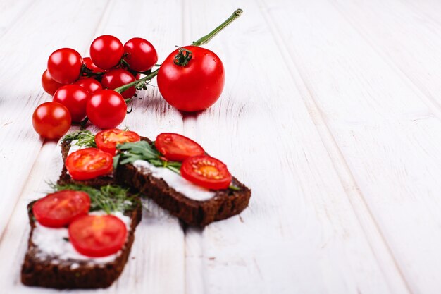 Świeża i zdrowa żywność. Pomysły na przekąskę lub lunch. Domowy chleb z serem