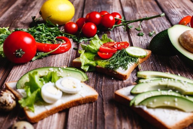 Świeża i zdrowa żywność. Pomysły na śniadanie lub lunch. Chleb z serem, awokado i zielenią